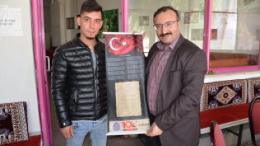 tiklal marşımızın basılı olduğu bez dokuma flama dağıtımına devam ediyoruz