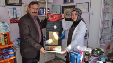 tiklal marşımızın basılı olduğu bez dokuma flama dağıtımına devam ediyoruz