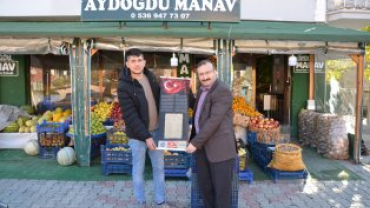 tiklal marşımızın basılı olduğu bez dokuma flama dağıtımına devam ediyoruz