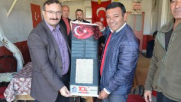 tiklal marşımızın basılı olduğu bez dokuma flama dağıtımına devam ediyoruz