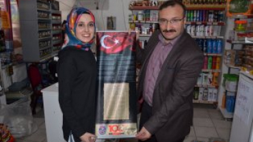 tiklal marşımızın basılı olduğu bez dokuma flama dağıtımına devam ediyoruz