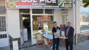 tiklal marşımızın basılı olduğu bez dokuma flama dağıtımına devam ediyoruz