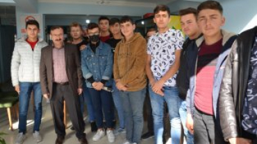 tiklal marşımızın basılı olduğu bez dokuma flama dağıtımına devam ediyoruz