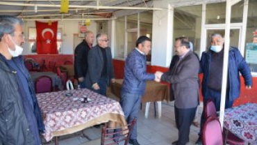 tiklal marşımızın basılı olduğu bez dokuma flama dağıtımına devam ediyoruz