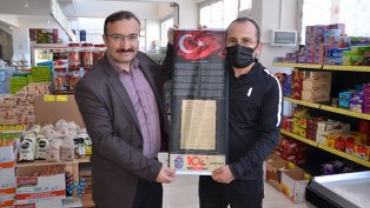 tiklal marşımızın basılı olduğu bez dokuma flama dağıtımına devam ediyoruz