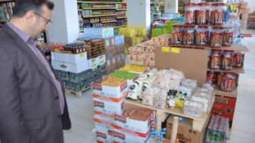 tiklal marşımızın basılı olduğu bez dokuma flama dağıtımına devam ediyoruz