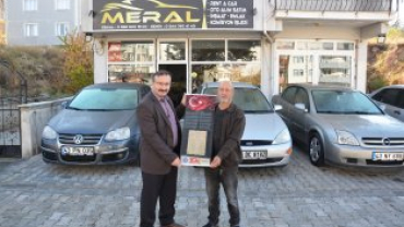 tiklal marşımızın basılı olduğu bez dokuma flama dağıtımına devam ediyoruz