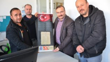 tiklal marşımızın basılı olduğu bez dokuma flama dağıtımına devam ediyoruz