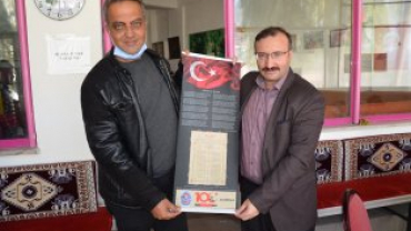 tiklal marşımızın basılı olduğu bez dokuma flama dağıtımına devam ediyoruz