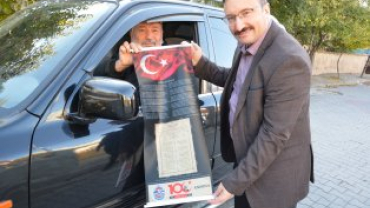 tiklal marşımızın basılı olduğu bez dokuma flama dağıtımına devam ediyoruz