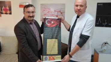 tiklal marşımızın basılı olduğu bez dokuma flama dağıtımına devam ediyoruz