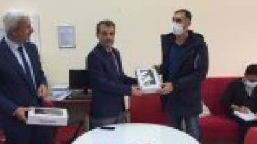 24 KASIM ÖĞRETMENLER GÜNÜNDE EMET BELEDİYESİNDEN İLÇEDE GÖREV YAPAN TÜM ÖĞRETMENLERİMİZE AHŞAP SAAT VE TEŞEKKÜR MEKTUBU