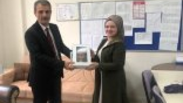 24 KASIM ÖĞRETMENLER GÜNÜNDE EMET BELEDİYESİNDEN İLÇEDE GÖREV YAPAN TÜM ÖĞRETMENLERİMİZE AHŞAP SAAT VE TEŞEKKÜR MEKTUBU