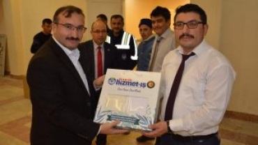 HİZMET İŞTEN ÜYESİ OLAN BELEDİYE İŞÇİLERİNE YENİ YIL HEDİYESİ