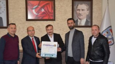 HİZMET İŞTEN ÜYESİ OLAN BELEDİYE İŞÇİLERİNE YENİ YIL HEDİYESİ