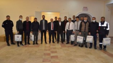 HİZMET İŞTEN ÜYESİ OLAN BELEDİYE İŞÇİLERİNE YENİ YIL HEDİYESİ
