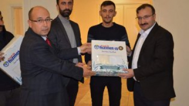 HİZMET İŞTEN ÜYESİ OLAN BELEDİYE İŞÇİLERİNE YENİ YIL HEDİYESİ