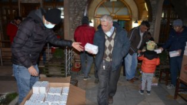 EMET BELEDİYEMİZCE MİRAÇ KANDİLİ MÜNASEBETİYLE MERKEZ 19 CAMİDE YATSI NAMAZI SONRASI KANDİL SİMİDİ DAĞITILDI...