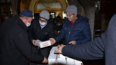 EMET BELEDİYEMİZCE MİRAÇ KANDİLİ MÜNASEBETİYLE MERKEZ 19 CAMİDE YATSI NAMAZI SONRASI KANDİL SİMİDİ DAĞITILDI...