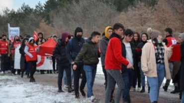 SOĞUK HAVA VE KAR YAĞIŞINA RAĞMEN CEVİZ DERE ŞEHİTLİĞİMİZE 'ŞEHİTLERİMİZE SAYGI YÜRÜYÜŞÜ' GERÇEKLEŞTİRİLDi