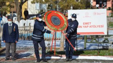 18 MART ÇANAKKALE ŞEHİTLERİ ANMA PROGRAMI  HÜKÜMET KONAĞI ÖNÜNDEKİ ATATÜRK BÜSTÜNE ÇELENK KOYMA TÖRENİ İLE BAŞLADI...