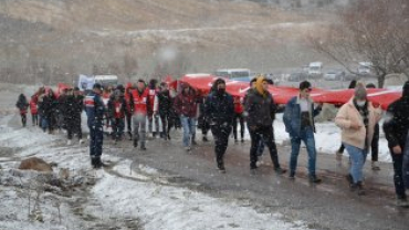 SOĞUK HAVA VE KAR YAĞIŞINA RAĞMEN CEVİZ DERE ŞEHİTLİĞİMİZE 'ŞEHİTLERİMİZE SAYGI YÜRÜYÜŞÜ' GERÇEKLEŞTİRİLDi