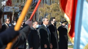 18 MART ÇANAKKALE ŞEHİTLERİ ANMA PROGRAMI  HÜKÜMET KONAĞI ÖNÜNDEKİ ATATÜRK BÜSTÜNE ÇELENK KOYMA TÖRENİ İLE BAŞLADI...