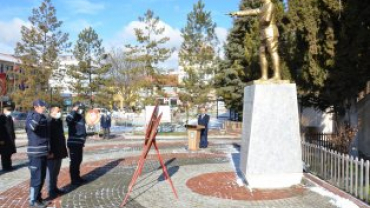 18 MART ÇANAKKALE ŞEHİTLERİ ANMA PROGRAMI  HÜKÜMET KONAĞI ÖNÜNDEKİ ATATÜRK BÜSTÜNE ÇELENK KOYMA TÖRENİ İLE BAŞLADI...