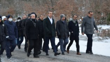 SOĞUK HAVA VE KAR YAĞIŞINA RAĞMEN CEVİZ DERE ŞEHİTLİĞİMİZE 'ŞEHİTLERİMİZE SAYGI YÜRÜYÜŞÜ' GERÇEKLEŞTİRİLDi