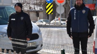 18 MART ÇANAKKALE ŞEHİTLERİ ANMA PROGRAMI  HÜKÜMET KONAĞI ÖNÜNDEKİ ATATÜRK BÜSTÜNE ÇELENK KOYMA TÖRENİ İLE BAŞLADI...