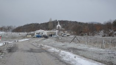 SOĞUK HAVA VE KAR YAĞIŞINA RAĞMEN CEVİZ DERE ŞEHİTLİĞİMİZE 'ŞEHİTLERİMİZE SAYGI YÜRÜYÜŞÜ' GERÇEKLEŞTİRİLDi