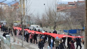 18 MART ŞEHİTLERİNİ ANMA VE ÇANAKKALE ZAFERİ GÜNÜNDE ŞEHİTLERİMİZE SAYGI YÜRÜYÜŞÜ DÜZENLENDİ..
