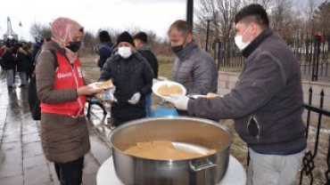 SOĞUK HAVA VE KAR YAĞIŞINA RAĞMEN CEVİZ DERE ŞEHİTLİĞİMİZE 'ŞEHİTLERİMİZE SAYGI YÜRÜYÜŞÜ' GERÇEKLEŞTİRİLDi