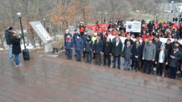SOĞUK HAVA VE KAR YAĞIŞINA RAĞMEN CEVİZ DERE ŞEHİTLİĞİMİZE 'ŞEHİTLERİMİZE SAYGI YÜRÜYÜŞÜ' GERÇEKLEŞTİRİLDi