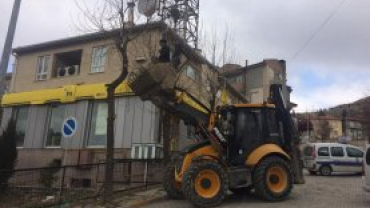 EMET BELEDİYEMİZ PARK VE BAHÇELER AMİRLİĞİMİZCE    AĞAÇ BUDAMA VE BAKIM EĞİTİM SERTİFİKALI UZMAN EKİPLERİMİZ KOORDİNESİNDE İLÇEMİZ GENELİNDEKİ AĞAÇLARIN BUDAMA VE BAKIM ÇALIŞMALARI GERÇEKLEŞTİRİLİYOR...
