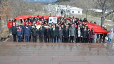 SOĞUK HAVA VE KAR YAĞIŞINA RAĞMEN CEVİZ DERE ŞEHİTLİĞİMİZE 'ŞEHİTLERİMİZE SAYGI YÜRÜYÜŞÜ' GERÇEKLEŞTİRİLDi