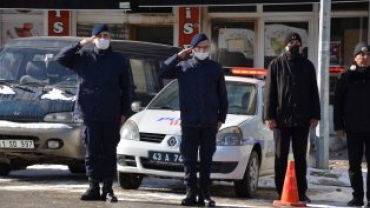 18 MART ÇANAKKALE ŞEHİTLERİ ANMA PROGRAMI  HÜKÜMET KONAĞI ÖNÜNDEKİ ATATÜRK BÜSTÜNE ÇELENK KOYMA TÖRENİ İLE BAŞLADI...