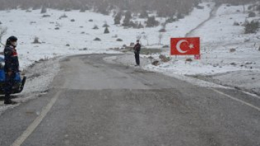 SOĞUK HAVA VE KAR YAĞIŞINA RAĞMEN CEVİZ DERE ŞEHİTLİĞİMİZE 'ŞEHİTLERİMİZE SAYGI YÜRÜYÜŞÜ' GERÇEKLEŞTİRİLDi