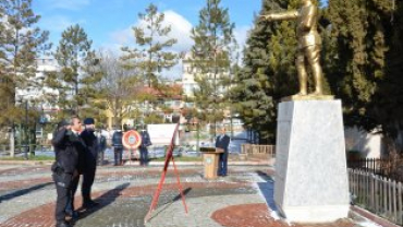 18 MART ÇANAKKALE ŞEHİTLERİ ANMA PROGRAMI  HÜKÜMET KONAĞI ÖNÜNDEKİ ATATÜRK BÜSTÜNE ÇELENK KOYMA TÖRENİ İLE BAŞLADI...
