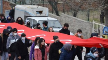 18 MART ŞEHİTLERİNİ ANMA VE ÇANAKKALE ZAFERİ GÜNÜNDE ŞEHİTLERİMİZE SAYGI YÜRÜYÜŞÜ DÜZENLENDİ..