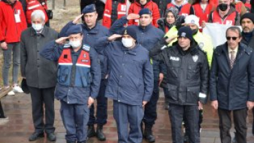 SOĞUK HAVA VE KAR YAĞIŞINA RAĞMEN CEVİZ DERE ŞEHİTLİĞİMİZE 'ŞEHİTLERİMİZE SAYGI YÜRÜYÜŞÜ' GERÇEKLEŞTİRİLDi