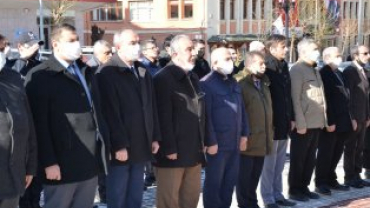 18 MART ÇANAKKALE ŞEHİTLERİ ANMA PROGRAMI  HÜKÜMET KONAĞI ÖNÜNDEKİ ATATÜRK BÜSTÜNE ÇELENK KOYMA TÖRENİ İLE BAŞLADI...