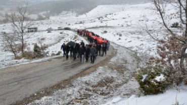 SOĞUK HAVA VE KAR YAĞIŞINA RAĞMEN CEVİZ DERE ŞEHİTLİĞİMİZE 'ŞEHİTLERİMİZE SAYGI YÜRÜYÜŞÜ' GERÇEKLEŞTİRİLDi