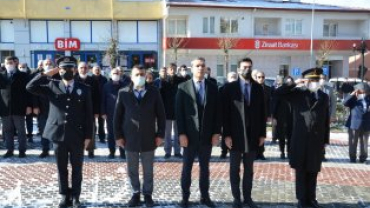 18 MART ÇANAKKALE ŞEHİTLERİ ANMA PROGRAMI  HÜKÜMET KONAĞI ÖNÜNDEKİ ATATÜRK BÜSTÜNE ÇELENK KOYMA TÖRENİ İLE BAŞLADI...