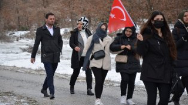 SOĞUK HAVA VE KAR YAĞIŞINA RAĞMEN CEVİZ DERE ŞEHİTLİĞİMİZE 'ŞEHİTLERİMİZE SAYGI YÜRÜYÜŞÜ' GERÇEKLEŞTİRİLDi