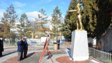 18 MART ÇANAKKALE ŞEHİTLERİ ANMA PROGRAMI  HÜKÜMET KONAĞI ÖNÜNDEKİ ATATÜRK BÜSTÜNE ÇELENK KOYMA TÖRENİ İLE BAŞLADI...