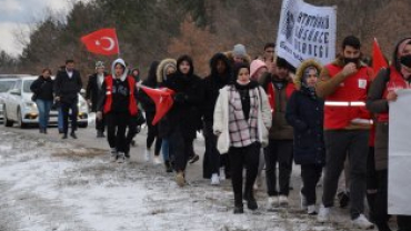 SOĞUK HAVA VE KAR YAĞIŞINA RAĞMEN CEVİZ DERE ŞEHİTLİĞİMİZE 'ŞEHİTLERİMİZE SAYGI YÜRÜYÜŞÜ' GERÇEKLEŞTİRİLDi