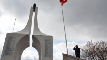 SOĞUK HAVA VE KAR YAĞIŞINA RAĞMEN CEVİZ DERE ŞEHİTLİĞİMİZE 'ŞEHİTLERİMİZE SAYGI YÜRÜYÜŞÜ' GERÇEKLEŞTİRİLDi