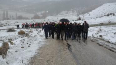 SOĞUK HAVA VE KAR YAĞIŞINA RAĞMEN CEVİZ DERE ŞEHİTLİĞİMİZE 'ŞEHİTLERİMİZE SAYGI YÜRÜYÜŞÜ' GERÇEKLEŞTİRİLDi