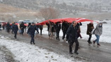 SOĞUK HAVA VE KAR YAĞIŞINA RAĞMEN CEVİZ DERE ŞEHİTLİĞİMİZE 'ŞEHİTLERİMİZE SAYGI YÜRÜYÜŞÜ' GERÇEKLEŞTİRİLDi